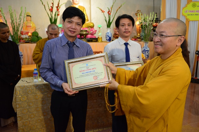 Quỹ Đạo Phật Ngày Nay tặng trên 200 xuất học bổng cho Tăng Ni năm học 2015-2016