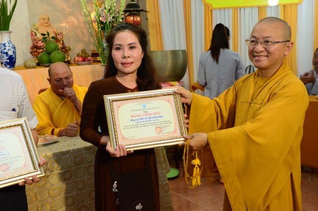 Quỹ Đạo Phật Ngày Nay tặng trên 200 xuất học bổng cho Tăng Ni năm học 2015-2016