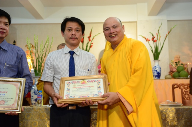 Quỹ Đạo Phật Ngày Nay tặng trên 200 xuất học bổng cho Tăng Ni năm học 2015-2016