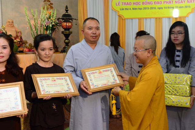 Quỹ Đạo Phật Ngày Nay tặng trên 200 xuất học bổng cho Tăng Ni năm học 2015-2016