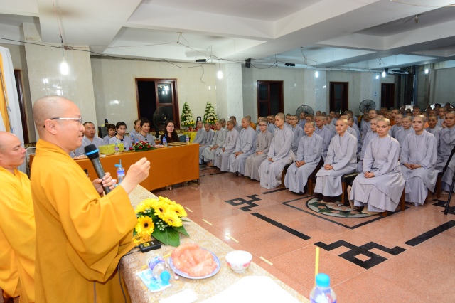 Quỹ Đạo Phật Ngày Nay tặng trên 200 xuất học bổng cho Tăng Ni năm học 2015-2016