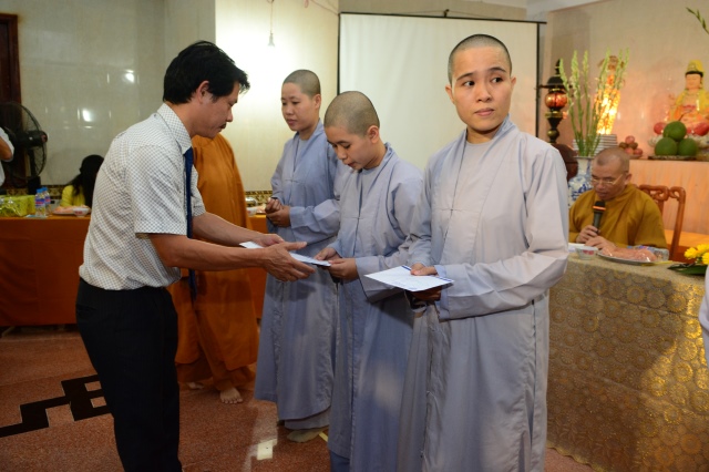 Quỹ Đạo Phật Ngày Nay tặng trên 200 xuất học bổng cho Tăng Ni năm học 2015-2016