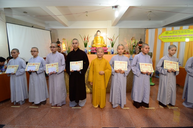 Quỹ Đạo Phật Ngày Nay tặng trên 200 xuất học bổng cho Tăng Ni năm học 2015-2016