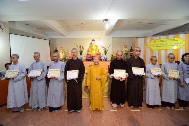 Quỹ Đạo Phật Ngày Nay tặng trên 200 xuất học bổng cho Tăng Ni năm học 2015-2016