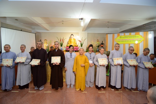 Quỹ Đạo Phật Ngày Nay tặng trên 200 xuất học bổng cho Tăng Ni năm học 2015-2016