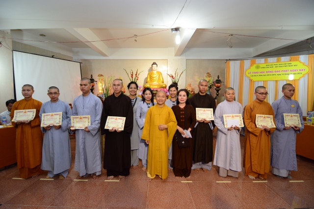 Quỹ Đạo Phật Ngày Nay tặng trên 200 xuất học bổng cho Tăng Ni năm học 2015-2016