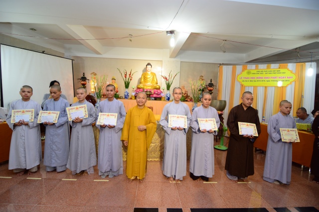 Quỹ Đạo Phật Ngày Nay tặng trên 200 xuất học bổng cho Tăng Ni năm học 2015-2016