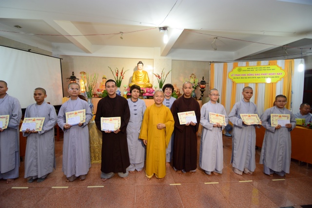 Quỹ Đạo Phật Ngày Nay tặng trên 200 xuất học bổng cho Tăng Ni năm học 2015-2016