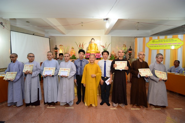 Quỹ Đạo Phật Ngày Nay tặng trên 200 xuất học bổng cho Tăng Ni năm học 2015-2016