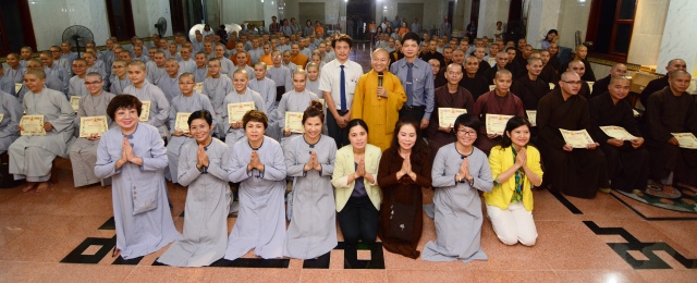 Quỹ Đạo Phật Ngày Nay tặng trên 200 xuất học bổng cho Tăng Ni năm học 2015-2016