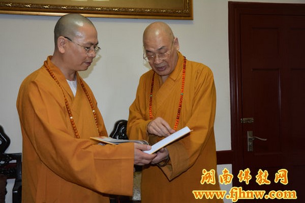 Trung Quốc: Hiệp hội Phật giáo Canada viếng thăm Lộc Sơn Tự