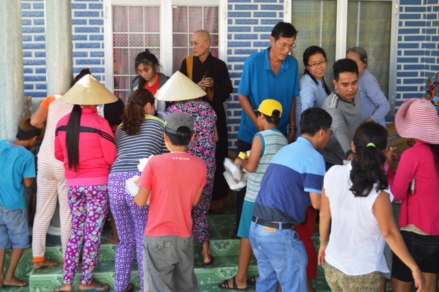 Khánh Hòa: Chùa Sắc tứ Minh Thiện trao tặng 1000 hộp cơm chay