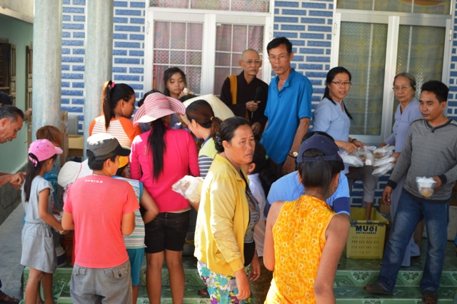Khánh Hòa: Chùa Sắc tứ Minh Thiện trao tặng 1000 hộp cơm chay