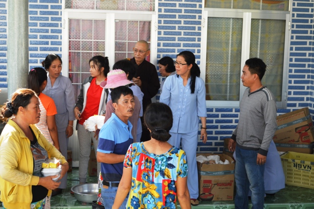 Khánh Hòa: Chùa Sắc tứ Minh Thiện trao tặng 1000 hộp cơm chay