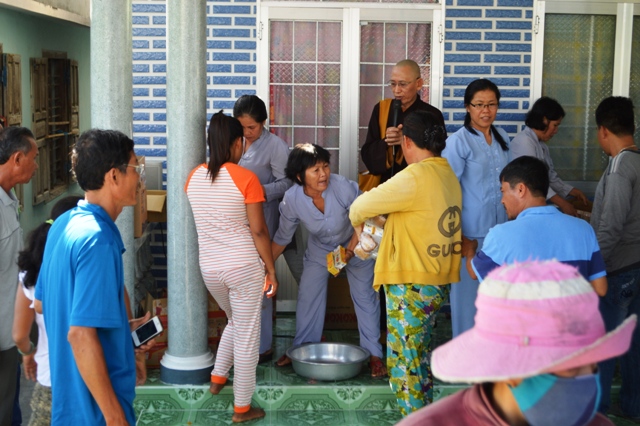 Khánh Hòa: Chùa Sắc tứ Minh Thiện trao tặng 1000 hộp cơm chay
