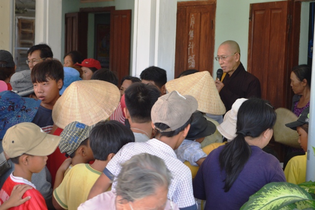 Khánh Hòa: Chùa Sắc tứ Minh Thiện trao tặng 1000 hộp cơm chay
