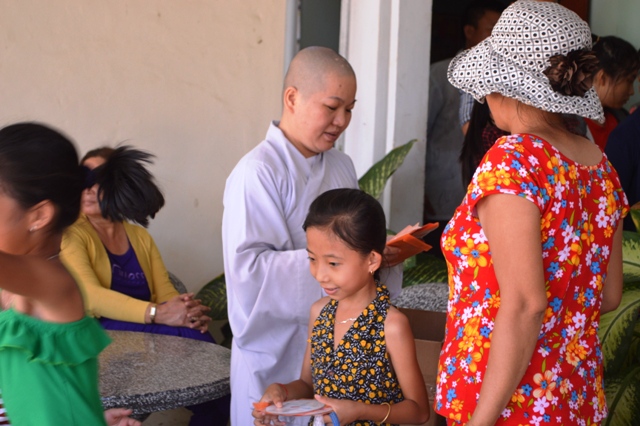 Khánh Hòa: Chùa Sắc tứ Minh Thiện trao tặng 1000 hộp cơm chay