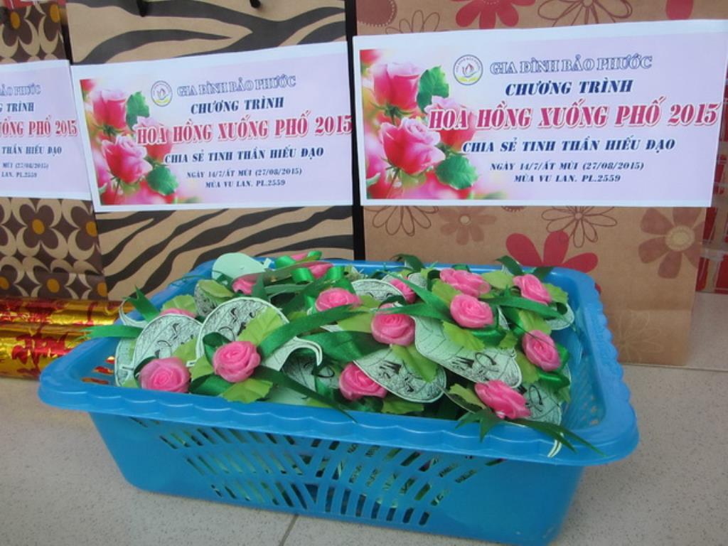 Chùa Bảo Phước mang “Hoa hồng xuống phố”