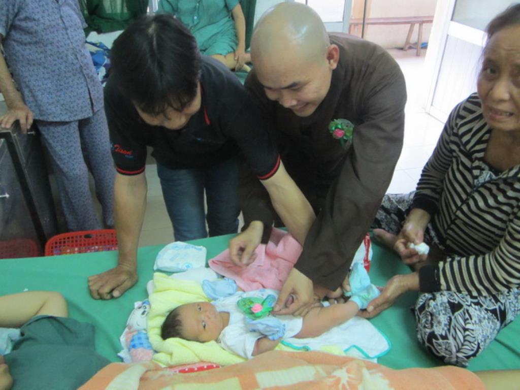 Chùa Bảo Phước mang “Hoa hồng xuống phố”