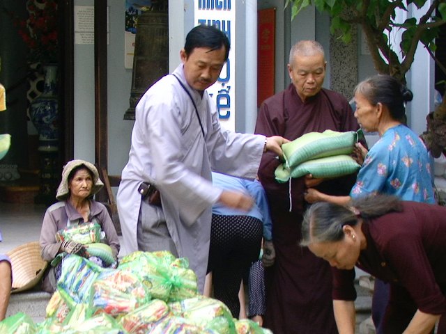 Phật giáo Khánh Hòa tao tặng 3.514 phần quà cho đồng bào nghèo nhân mùa Vu lan Báo hiếu