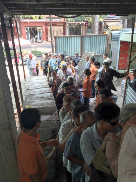 Quỹ Đạo Phật Ngày Nay: Tặng quà cho 163 người khiếm thị thành phố 09-2015