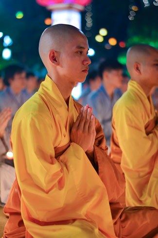 Đêm Hoa Đăng vía Phật A Di Đà