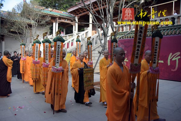 Trung Quốc: Nam Phổ Đà Tự từ bi tiếp dẫn hơn hàng nghìn người Quy y Tam Bảo