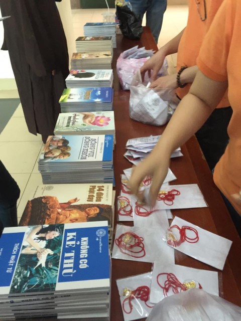 Quỹ Đạo Phật Ngày Nay: Trao 100 học bổng cho sinh viên trường Đại Học KHXH&amp;NV TP. HCM năm 2015