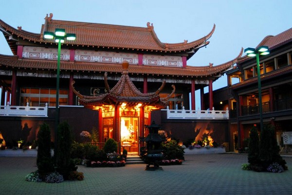 Danh thắng Linh Nghiêm sơn tự Canada