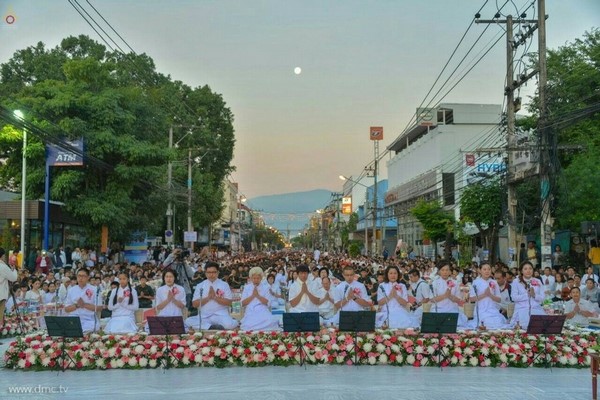 Thái Lan: Chùm ảnh 10.000 chư tôn đức Tăng già hành hương khất thực tại Chiangmai