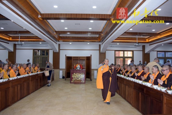 Trung Quốc: Nam Phổ Đà Tự từ bi tiếp dẫn hơn hàng nghìn người Quy y Tam Bảo