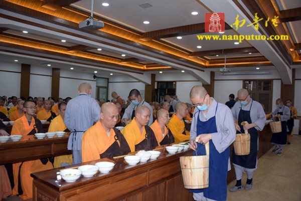 Trung Quốc: Nam Phổ Đà Tự từ bi tiếp dẫn hơn hàng nghìn người Quy y Tam Bảo