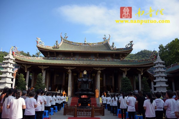Trung Quốc: Nam Phổ Đà Tự từ bi tiếp dẫn hơn hàng nghìn người Quy y Tam Bảo