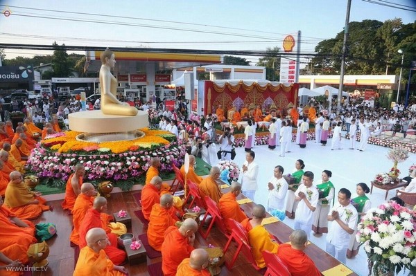 Thái Lan: Chùm ảnh 10.000 chư tôn đức Tăng già hành hương khất thực tại Chiangmai
