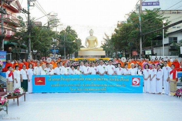 Thái Lan: Chùm ảnh 10.000 chư tôn đức Tăng già hành hương khất thực tại Chiangmai