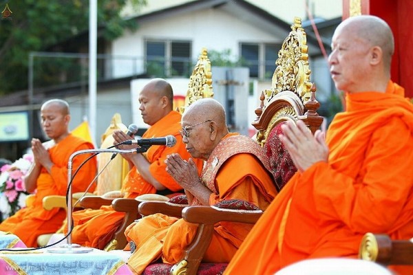Thái Lan: Chùm ảnh 10.000 chư tôn đức Tăng già hành hương khất thực tại Chiangmai