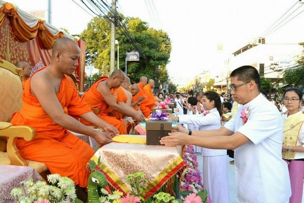 Thái Lan: Chùm ảnh 10.000 chư tôn đức Tăng già hành hương khất thực tại Chiangmai