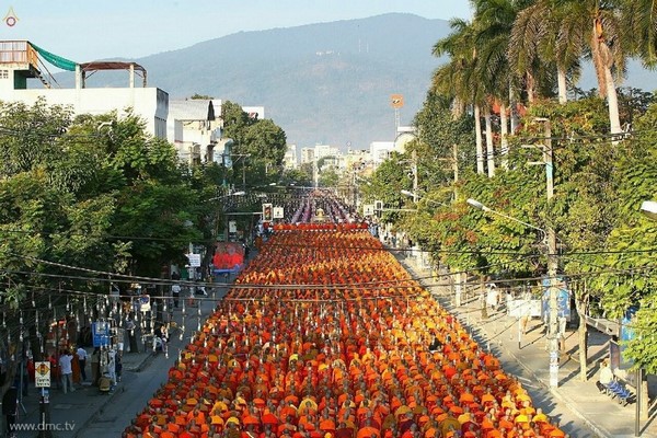 Thái Lan: Chùm ảnh 10.000 chư tôn đức Tăng già hành hương khất thực tại Chiangmai
