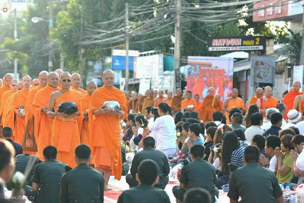 Thái Lan: Chùm ảnh 10.000 chư tôn đức Tăng già hành hương khất thực tại Chiangmai