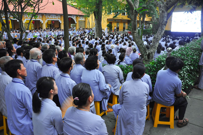 Đêm Hoa Đăng vía Phật A Di Đà