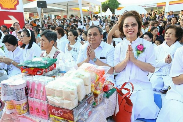 Thái Lan: Chùm ảnh 10.000 chư tôn đức Tăng già hành hương khất thực tại Chiangmai