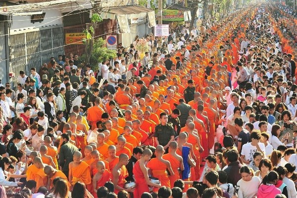 Thái Lan: Chùm ảnh 10.000 chư tôn đức Tăng già hành hương khất thực tại Chiangmai