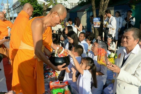 Thái Lan: Chùm ảnh 10.000 chư tôn đức Tăng già hành hương khất thực tại Chiangmai