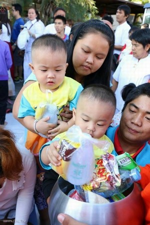 Thái Lan: Chùm ảnh 10.000 chư tôn đức Tăng già hành hương khất thực tại Chiangmai