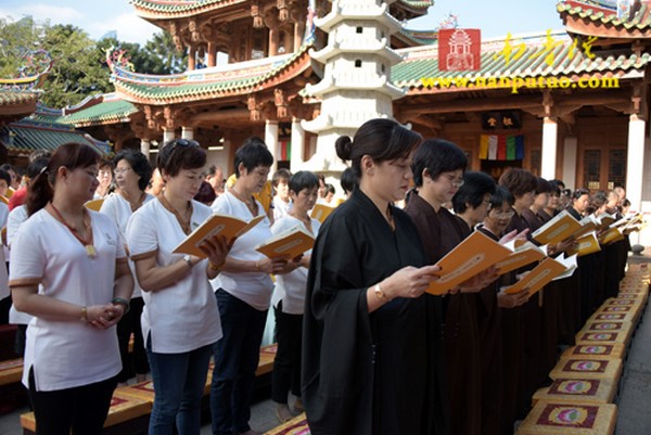 Trung Quốc: Nam Phổ Đà Tự từ bi tiếp dẫn hơn hàng nghìn người Quy y Tam Bảo