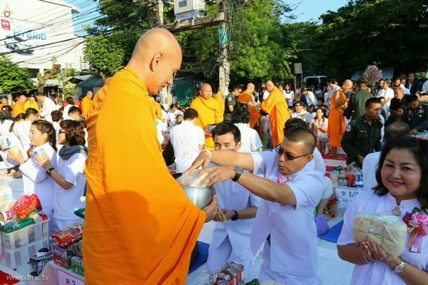 Thái Lan: Chùm ảnh 10.000 chư tôn đức Tăng già hành hương khất thực tại Chiangmai