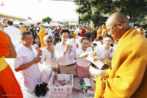 Thái Lan: Chùm ảnh 10.000 chư tôn đức Tăng già hành hương khất thực tại Chiangmai