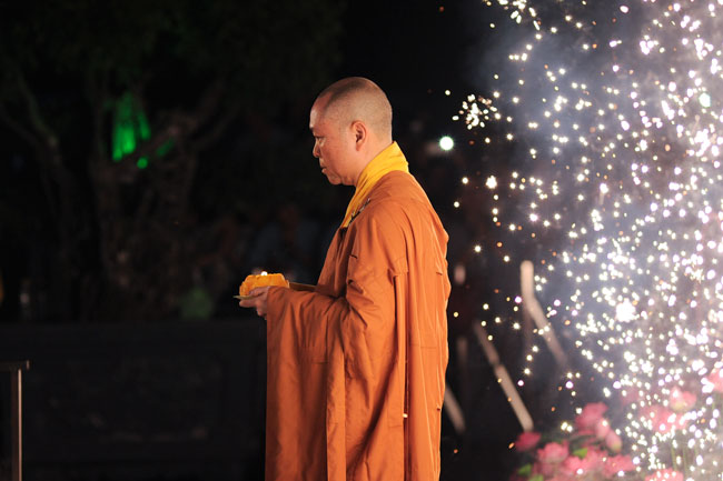 Đêm Hoa Đăng vía Phật A Di Đà