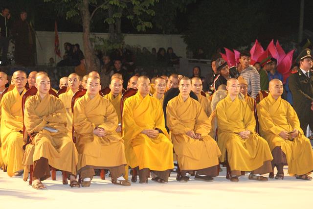 Thiêng liêng đêm hội hoa đăng “Phật giáo Trúc Lâm hội tụ và lan toả”