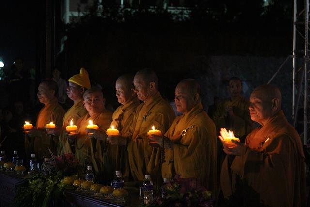 Thiêng liêng đêm hội hoa đăng “Phật giáo Trúc Lâm hội tụ và lan toả”